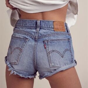 Vintage Levi’s Y2K Cut Off Denim Mini Shorts w/ Raw Edge Hem, Size 26
